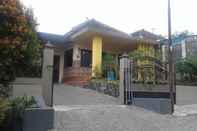 Exterior Comfort Room at Darmo Homestay Akbar