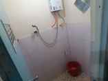 Toilet Kamar 6 Comfort Room at Darmo Homestay Akbar