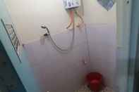 In-room Bathroom Comfort Room at Darmo Homestay Akbar