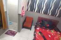 Bedroom Comfort Room at Darmo Homestay Akbar