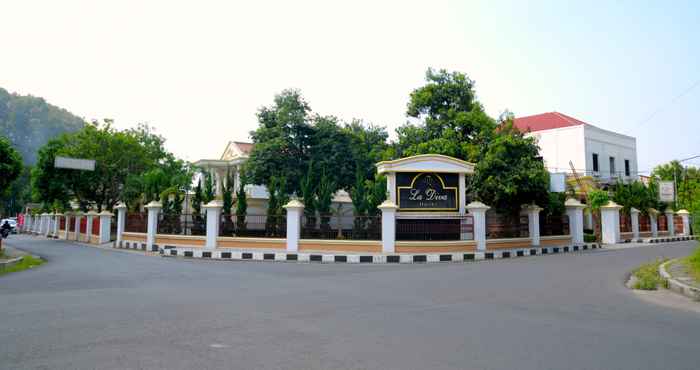 Bên ngoài La Diva Hotel - Sumedang