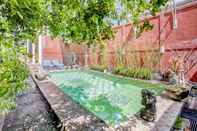 Kolam Renang OYO 90363 Nira Guest House Sanur Bali