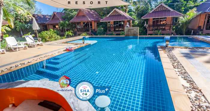 Kolam Renang Lanta Pearl Beach Resort