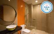 Phòng tắm bên trong 7 S Bangkok Hotel