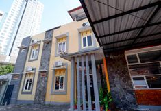 Exterior 2 SUPER OYO 2209 Solo Point Guest House Syariah