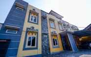 Exterior 3 SUPER OYO 2209 Solo Point Guest House Syariah