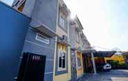 Exterior 4 SUPER OYO 2209 Solo Point Guest House Syariah