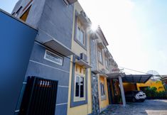 Exterior 4 SUPER OYO 2209 Solo Point Guest House Syariah