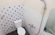 Toilet Kamar 6 Pring Family Loft B - Homestay Lampung