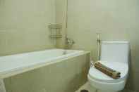 Toilet Kamar Exclusive 2 BR Gandaria Heights Apartment with Mall Access by Travelio