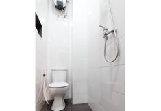 In-room Bathroom 5 La'sare Residence Perumnas Seturan