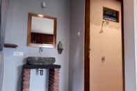 Toilet Kamar Emir Surf Camp