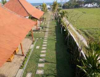 Bangunan 2 Emir Surf Camp