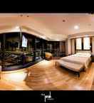 BEDROOM Luxury Room at The Peak Residence by Mitsukoka