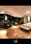 BEDROOM Luxury Room at The Peak Residence by Mitsukoka