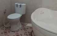 Toilet Kamar 7 Family 4 Bedroom House at Ndalem Benteng