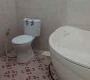 Toilet Kamar 7 Family 4 Bedroom House at Ndalem Benteng