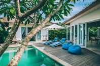 Kolam Renang Villa Escape at Sandy Bay Beach