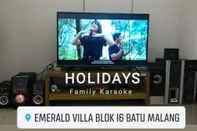 Entertainment Facility Comfort House at Villa Emerald Batu Blok i 6