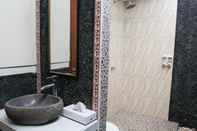 In-room Bathroom D Waktu House