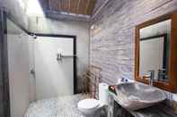 In-room Bathroom The Syron Huts Lembongan