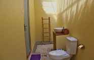 Toilet Kamar 7 Atuh Forrest Cottage