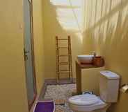 Toilet Kamar 7 Atuh Forrest Cottage