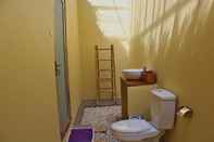 Toilet Kamar Atuh Forrest Cottage