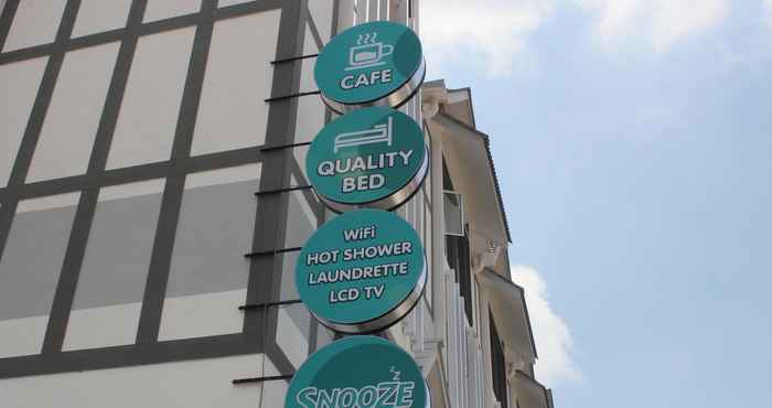 Exterior Snooze Too Hotel