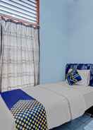 BEDROOM OYO 90468 Monalisa Guesthouse