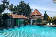 Swimming Pool 3 Bedrooms at Villa Anjasmoro B