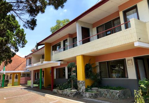 Bangunan 3 Bedrooms at Villa Anjasmoro B