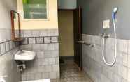 In-room Bathroom 7 3 Bedrooms at Villa Anjasmoro B