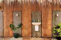 Toilet Kamar Damara Beach Front Resort