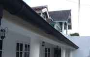 Exterior 2 Rumahku Nyaman Homestay - 3 Bedrooms