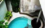 Kolam Renang 6 Mo Rooms