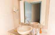 In-room Bathroom 3 La Roja Budget Penida