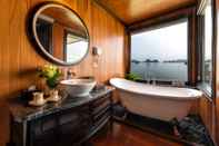 Phòng tắm bên trong La Regina Legend Cruise