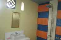 Toilet Kamar The Warong Villa and Guesthouse