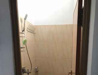 Toilet Kamar 2 Modern Room Zaky Guest House (ZKM)