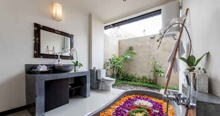 Phòng tắm bên trong Villa Cendrawasih Ubud