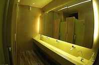 Toilet Kamar HereHotel Dormitory