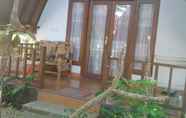 Lobby 2 Putri Bungalow