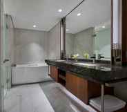 In-room Bathroom 6 Grand Hyatt Jakarta