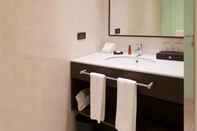 Toilet Kamar The Marison Hotel