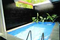 Swimming Pool Duatujuh Homestay