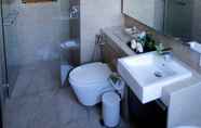 Toilet Kamar 6 The Windsor Luxury Apartment