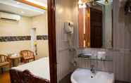 Phòng tắm bên trong 7 Phuong Linh Hotel