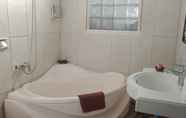 In-room Bathroom 7 Warung Padi Bali & Guest House