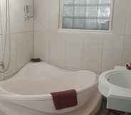 In-room Bathroom 7 Warung Padi Bali & Guest House